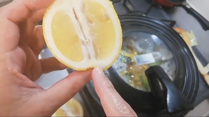 アスパラ・パプリカをのせ、レモンを搾る の画面