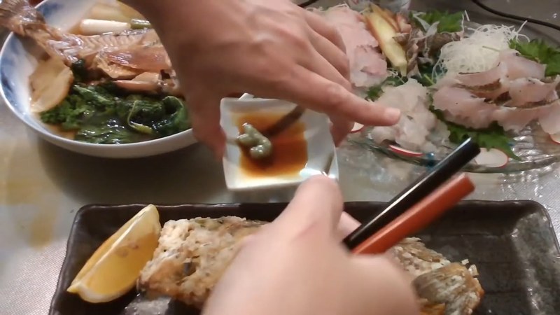 醤油とわさびをつけて食べる直前