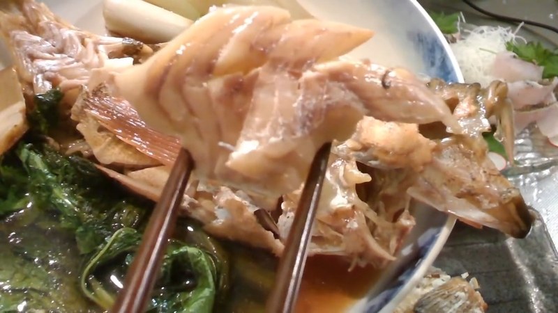 箸で身をほぐして食べる瞬間