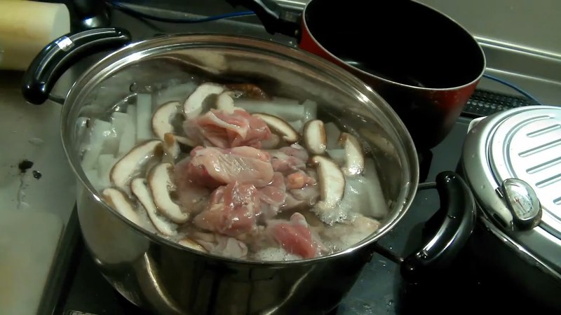 椎茸と鶏肉を加える の画面