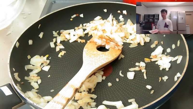玉ねぎをあめ色になるまで炒める の画面