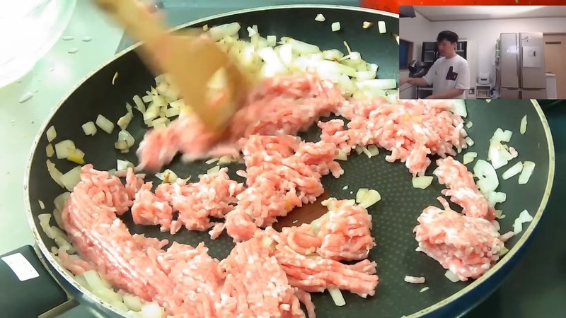 ひき肉を加えて甘辛く味付け の画面