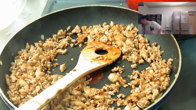 ひき肉を加えて甘辛く味付け の画面