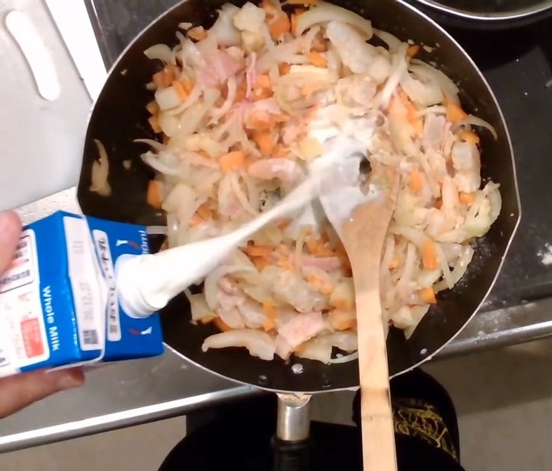 小麦粉をまぶし、牛乳でのばす の画面