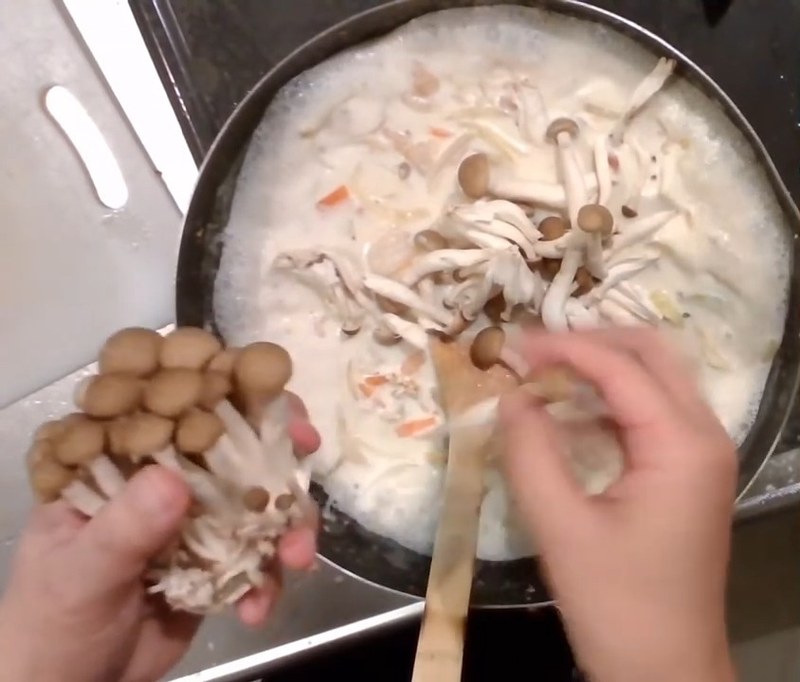 しめじを加え、青ウェイパーで味つけ の画面