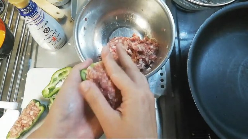 ピーマンに肉だねを詰める の画面