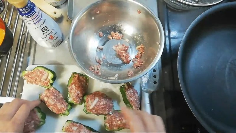 ピーマンに肉だねを詰める の画面