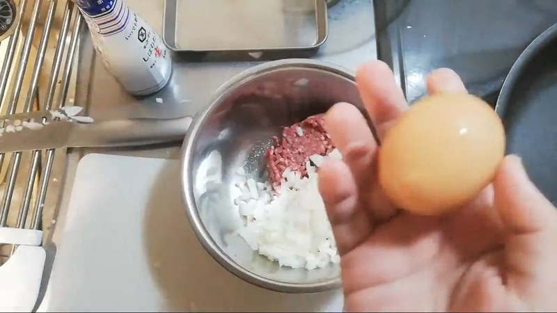 ひき肉・玉ねぎ・卵を合わせてこねる の画面