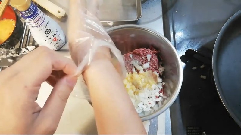 ひき肉・玉ねぎ・卵を合わせてこねる の画面