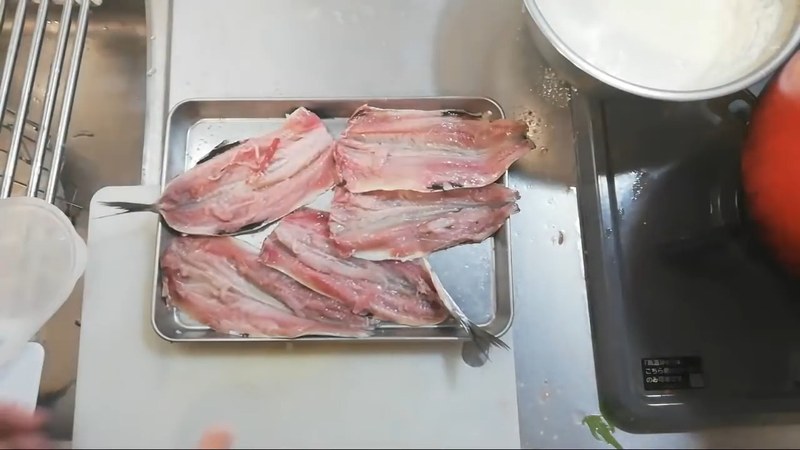 いわしに塩をふり、しそと梅肉を巻いて留める の画面