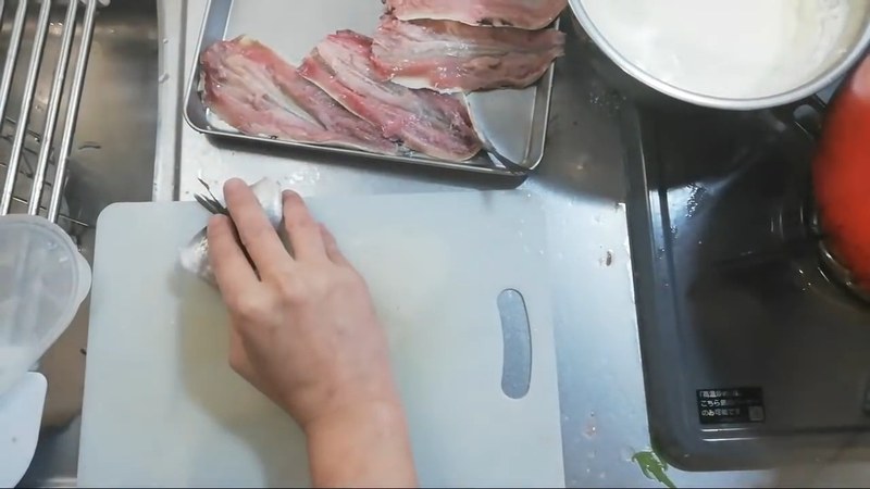 いわしに塩をふり、しそと梅肉を巻いて留める の画面
