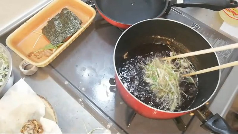 大さじ1ずつすくって油に落とし、30秒ほど揚げる の画面