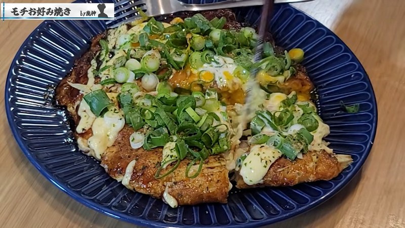 箸でモチお好み焼きを持ち上げる魔神