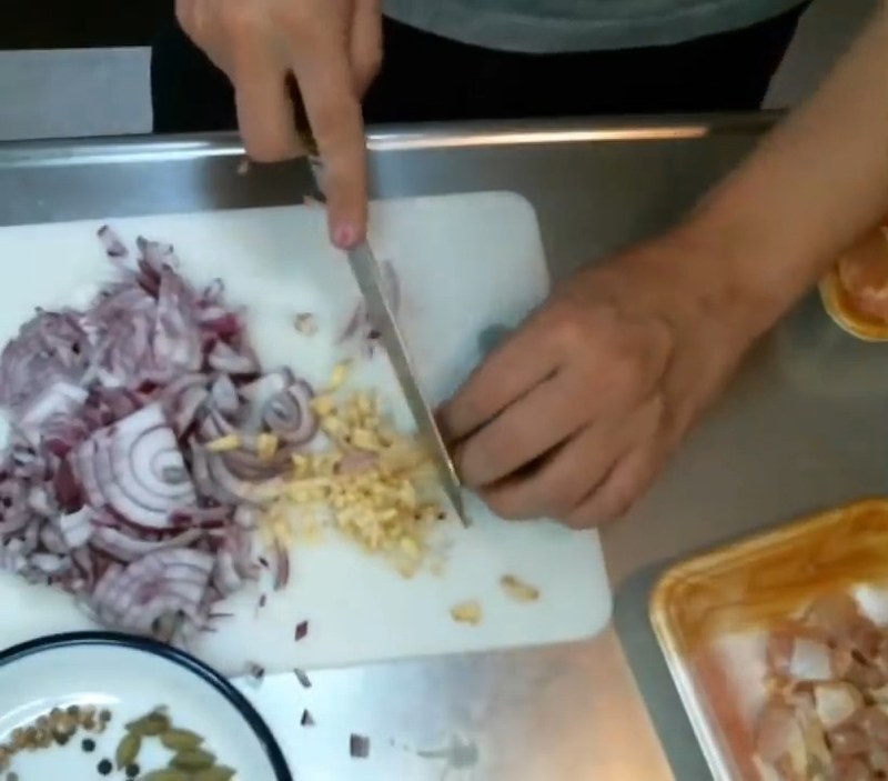 赤玉ねぎ・にんにく・しょうがを切る の画面