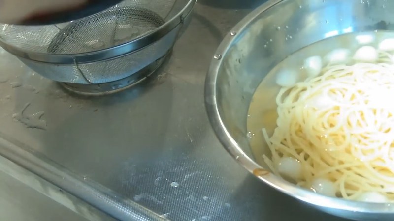 パスタを氷水でしめて水気を切る の画面