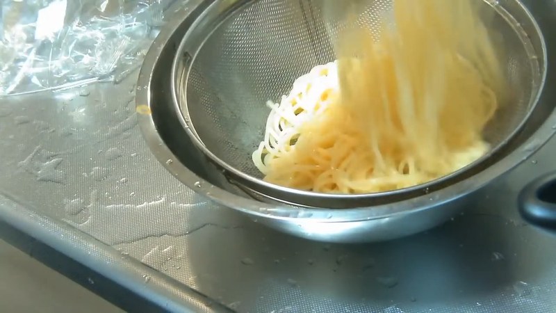 パスタを氷水でしめて水気を切る の画面