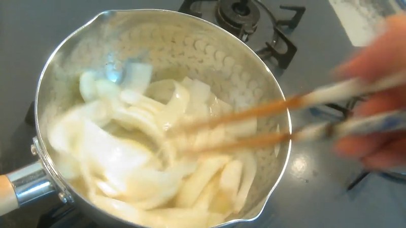 鍋に油をひき、玉ねぎを甘みが出るまで炒める の画面