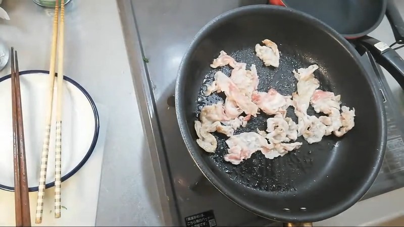 フライパンを熱してごま油、豚バラを炒める の画面