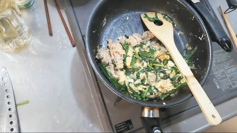 豚肉・残りのにら・調味料を加えて手早く仕上げる の画面