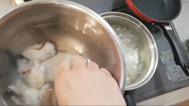 冷凍牡蠣を水で洗い、下ごしらえする の画面