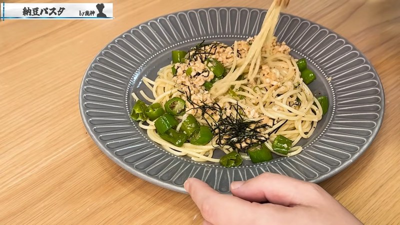 箸で納豆パスタを持ち上げる布団ちゃん