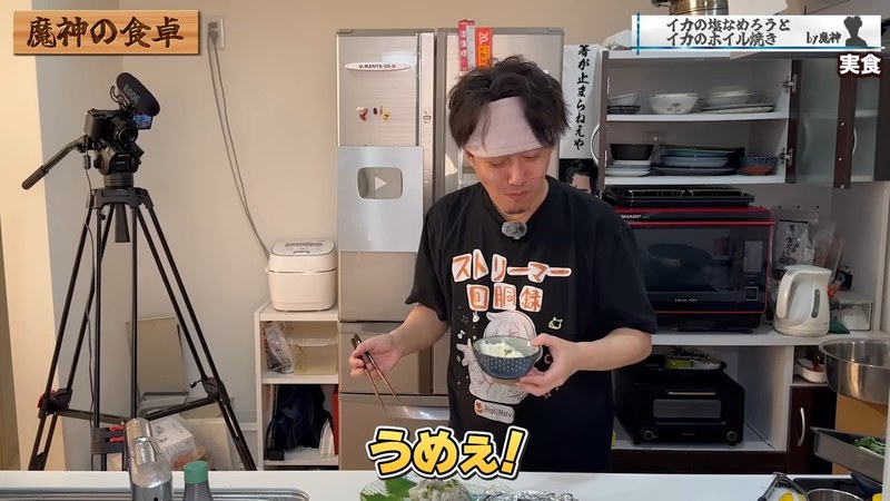 なめろうを食べる布団ちゃん