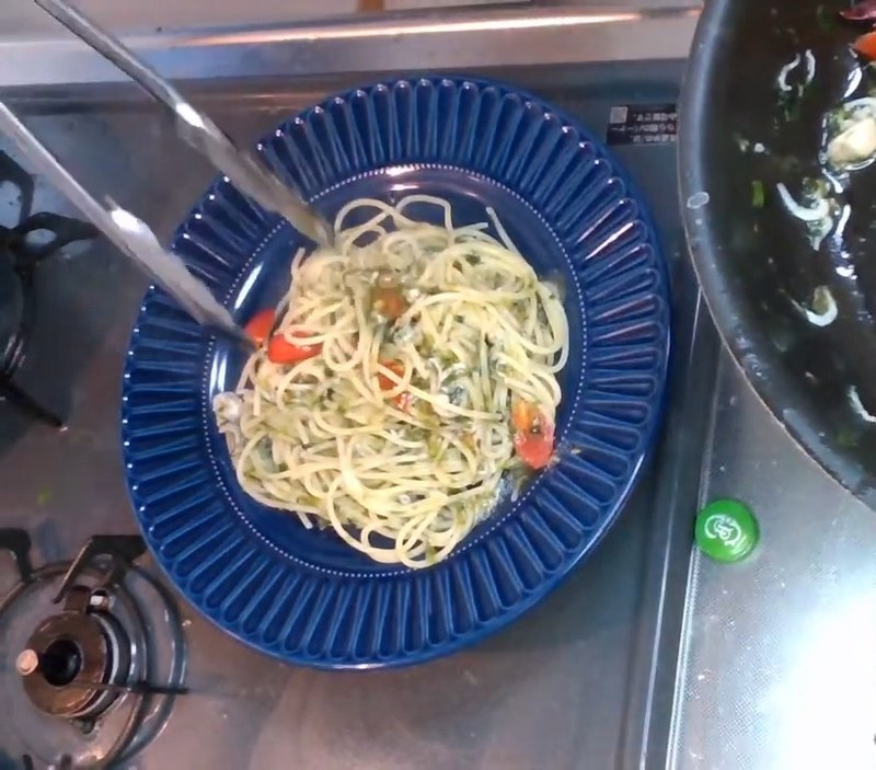 パスタをソースに絡めて盛る の画面