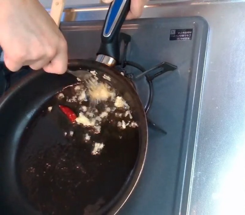 唐辛子を加えてにんにくを潰す の画面
