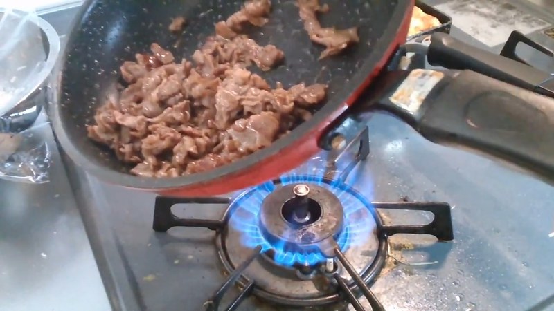 牛肉に下味をつけて焼く の画面