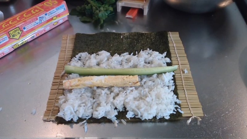 のりに酢飯を広げて具材を並べる の画面