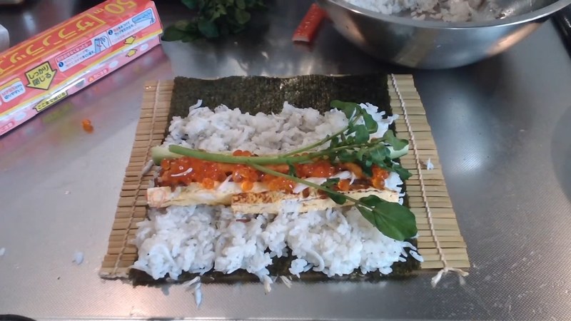 のりに酢飯を広げて具材を並べる の画面