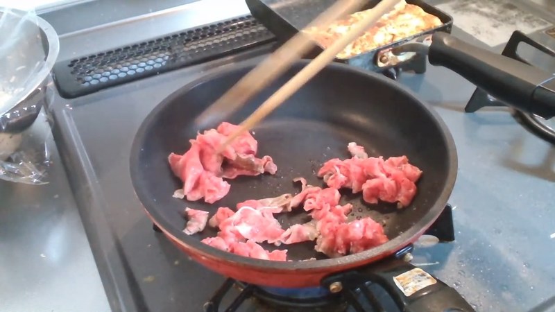 牛肉に下味をつけて焼く の画面