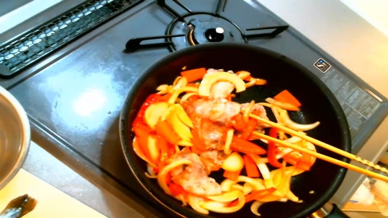 豚肉を戻し、コールスロー用野菜をのせて麺で蓋をする の画面