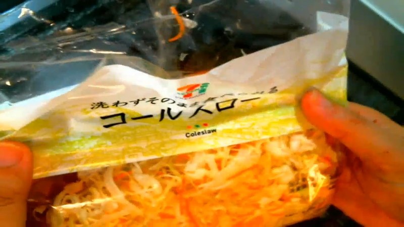 豚肉を戻し、コールスロー用野菜をのせて麺で蓋をする の画面