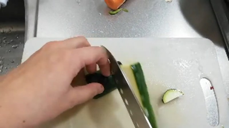 玉ねぎとズッキーニを薄切りにする の画面