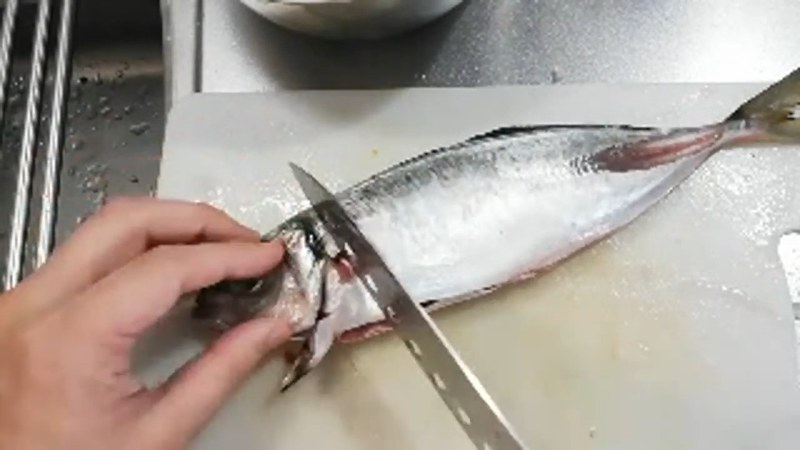 鯵のぜいごを取り、頭と内臓を落とす の画面