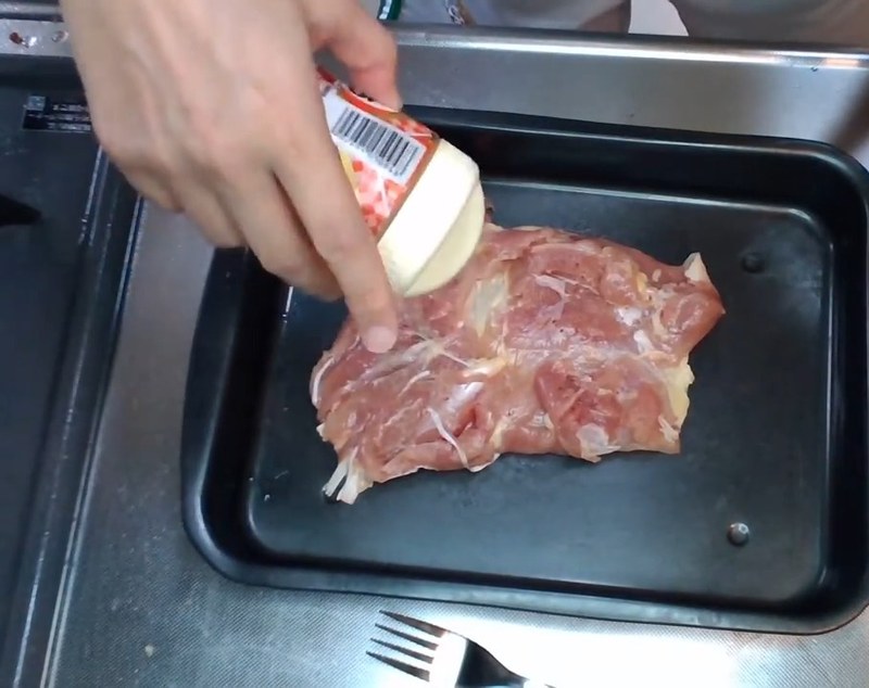 鶏もも肉の下ごしらえ（皮に穴を開けて下味をつける） の画面
