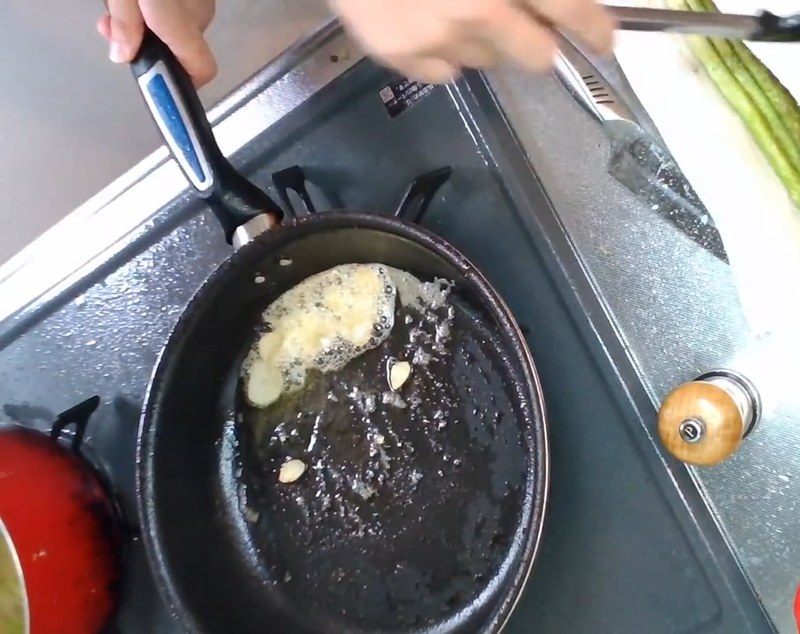 バターを加えて色づけ、にんにくを取り出す の画面