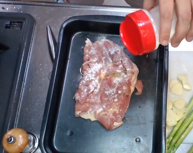 鶏肉に薄く小麦粉をまぶす の画面