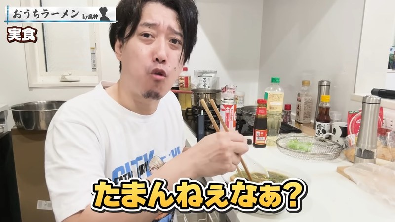 ラーメンを食べる布団ちゃん