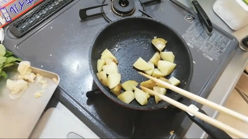 肉汁が残ったフライパンでじゃがいもを絡め焼く の画面