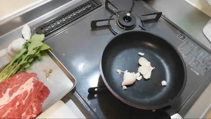 にんにくを弱火で揚げ焼きして香りを油に移す の画面