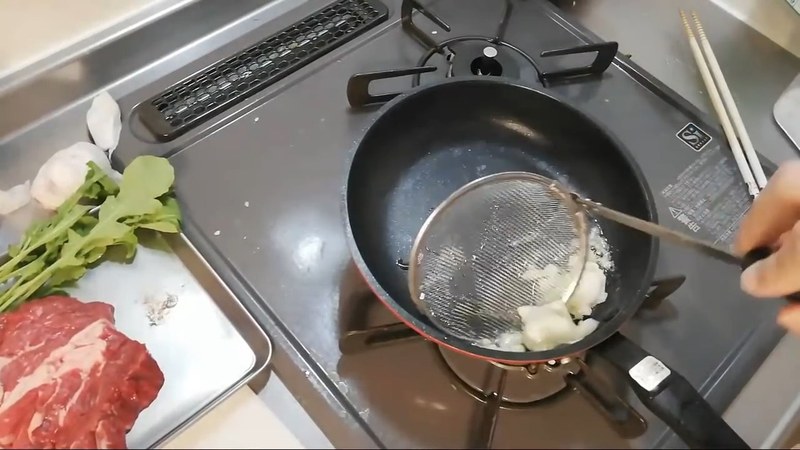 にんにくを弱火で揚げ焼きして香りを油に移す の画面