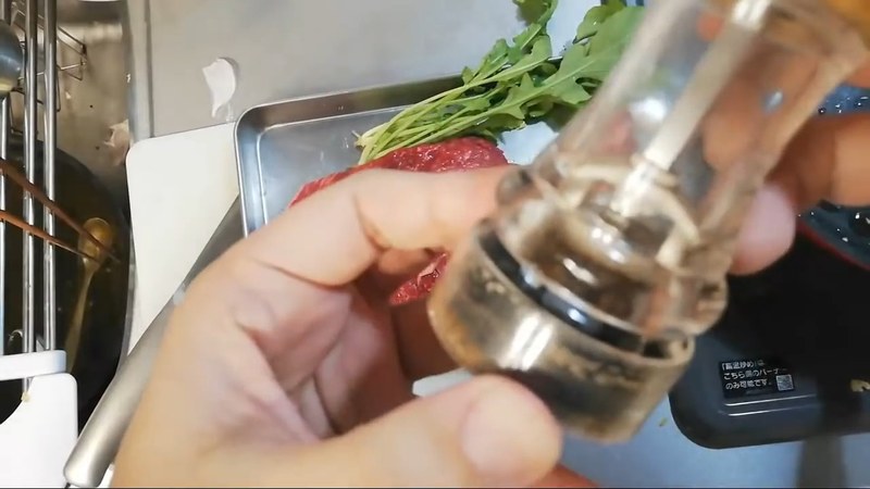 お肉ににんにくオイルをすり込み、黒こしょうをふる の画面