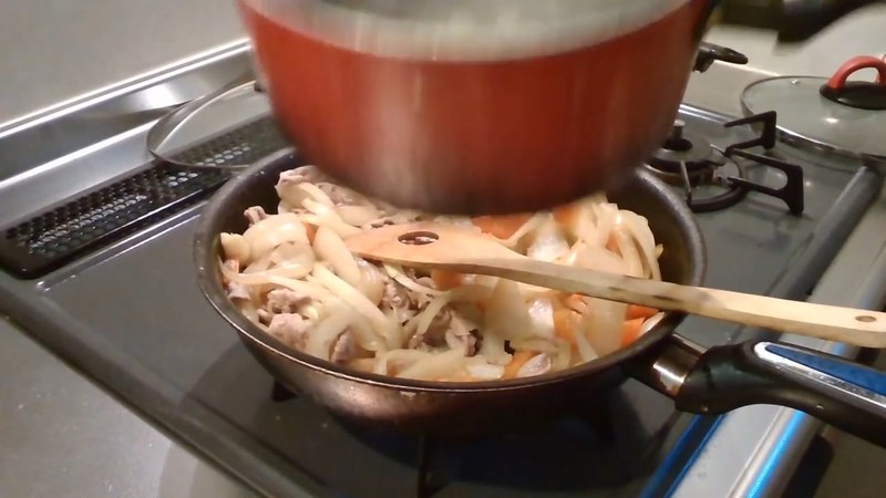 じゃがいもの茹で汁とローリエを加えて煮込む の画面