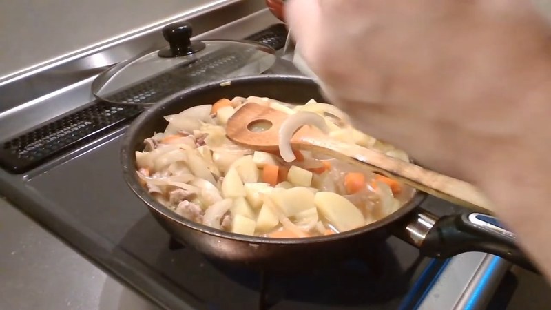 じゃがいもの茹で汁とローリエを加えて煮込む の画面
