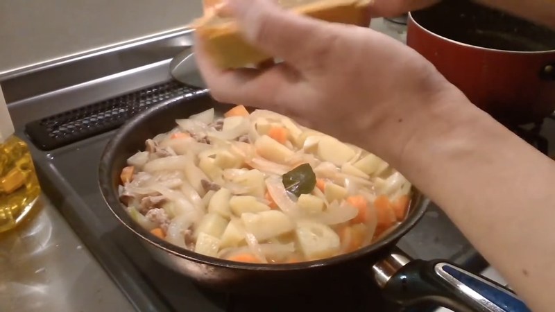 カレールウを溶いて煮詰める の画面