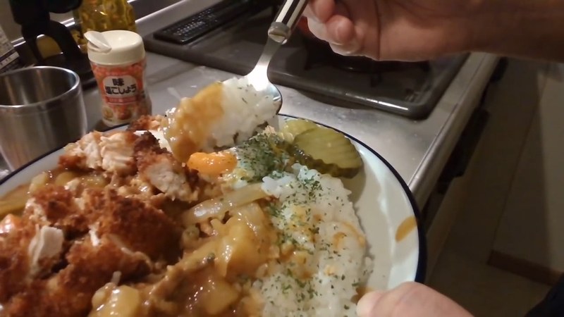 皿に寄ったカツカレー。カツ・ご飯・カレーがはっきり見える実食中の一枚
