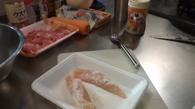 ささみの筋を取り、小麦粉とマヨネーズをまぶす の画面