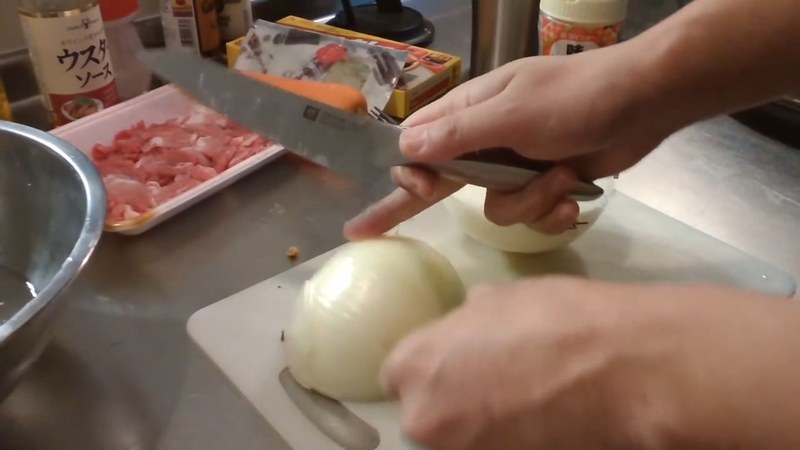玉ねぎ・にんじんを切って炒める の画面